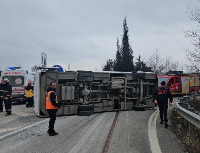 Orhangazi-Yalova Yolunda korkunç kaza! İşçi Servisi Devrildi! 1 Ölü, 20 Yaralı..