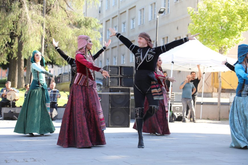 Halk dansları rüzgârı Bursa'nın dört bir yanını sardı