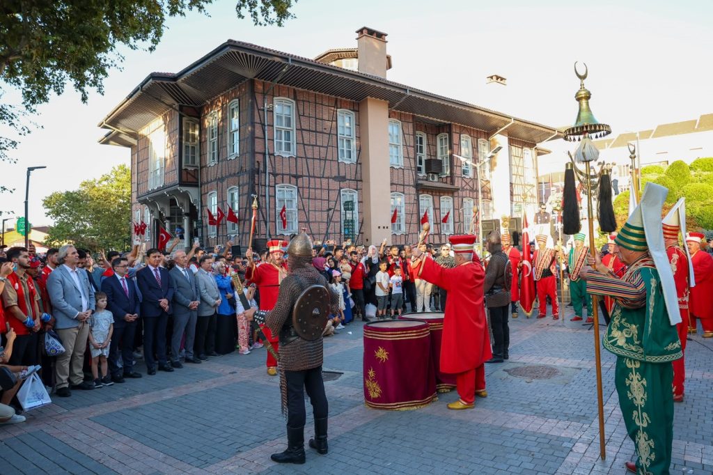 BURSA'NIN YUNAN İŞGALİNDEN KURTULUŞUNUN 104'ÜNCÜ YIL DÖNÜMÜ KUTLAMALARI ORHANGAZİ PARKI'NDA DÜZENLENEN TÖRENLE BAŞLADI. 2 YIL 2 AY 2 GÜN SÜREN İŞGALİN SONA ERMESİNİN YIL DÖNÜMÜNDE, KURTULUŞ GÜNÜ SEMBOLİK OLARAK YENİDEN CANLANDIRILDI. (AHMET BERKE ERDAL/BURSA-İHA)
Bursa'nın Yunan işgalinden kurtuluşunun 104'üncü yıl dönümü kutlamaları Orhangazi Parkı'nda düzenlenen törenle başladı. 2 yıl 2 ay 2 gün süren işgalin sona ermesinin yıl dönümünde, kurtuluş günü sembolik olarak yeniden canlandırıldı.