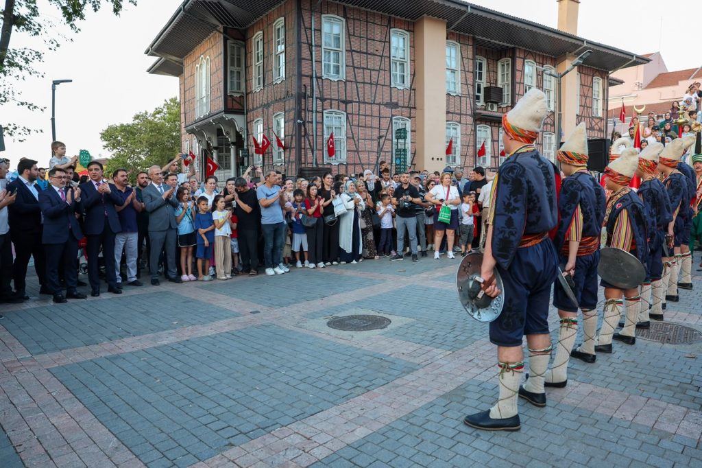 BURSA'NIN YUNAN İŞGALİNDEN KURTULUŞUNUN 104'ÜNCÜ YIL DÖNÜMÜ KUTLAMALARI ORHANGAZİ PARKI'NDA DÜZENLENEN TÖRENLE BAŞLADI. 2 YIL 2 AY 2 GÜN SÜREN İŞGALİN SONA ERMESİNİN YIL DÖNÜMÜNDE, KURTULUŞ GÜNÜ SEMBOLİK OLARAK YENİDEN CANLANDIRILDI. (AHMET BERKE ERDAL/BURSA-İHA)
Bursa'nın Yunan işgalinden kurtuluşunun 104'üncü yıl dönümü kutlamaları Orhangazi Parkı'nda düzenlenen törenle başladı. 2 yıl 2 ay 2 gün süren işgalin sona ermesinin yıl dönümünde, kurtuluş günü sembolik olarak yeniden canlandırıldı.