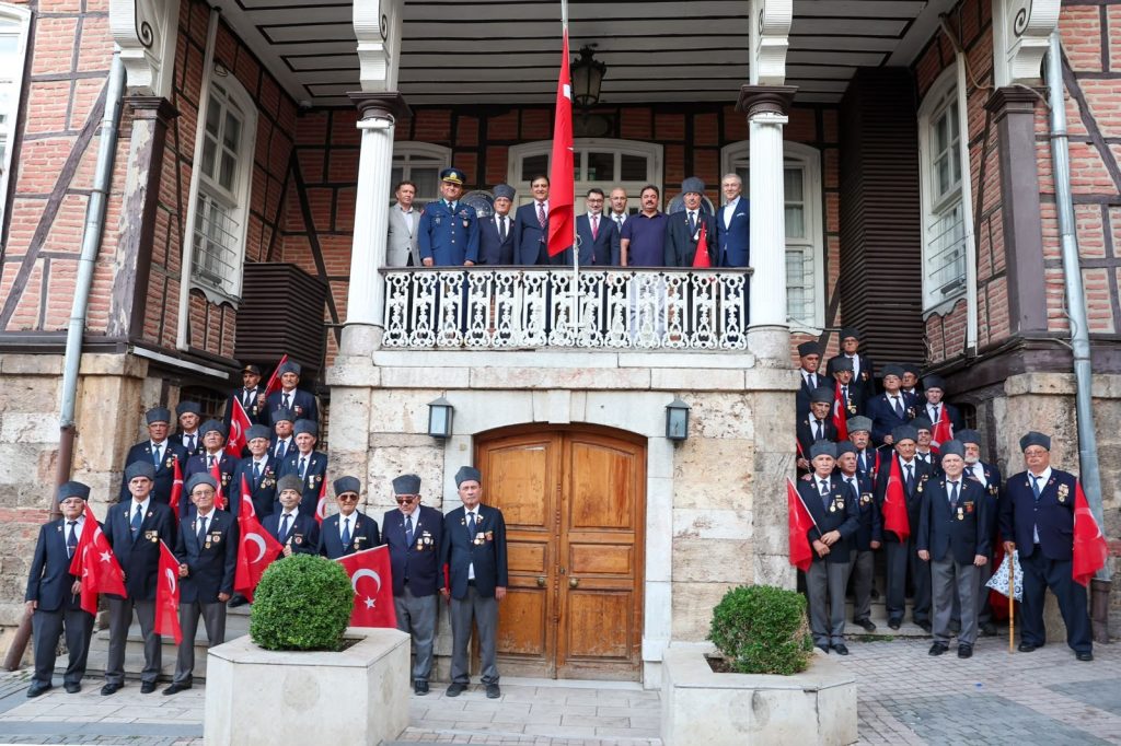 BURSA'NIN YUNAN İŞGALİNDEN KURTULUŞUNUN 104'ÜNCÜ YIL DÖNÜMÜ KUTLAMALARI ORHANGAZİ PARKI'NDA DÜZENLENEN TÖRENLE BAŞLADI. 2 YIL 2 AY 2 GÜN SÜREN İŞGALİN SONA ERMESİNİN YIL DÖNÜMÜNDE, KURTULUŞ GÜNÜ SEMBOLİK OLARAK YENİDEN CANLANDIRILDI. (AHMET BERKE ERDAL/BURSA-İHA)
Bursa'nın Yunan işgalinden kurtuluşunun 104'üncü yıl dönümü kutlamaları Orhangazi Parkı'nda düzenlenen törenle başladı. 2 yıl 2 ay 2 gün süren işgalin sona ermesinin yıl dönümünde, kurtuluş günü sembolik olarak yeniden canlandırıldı.