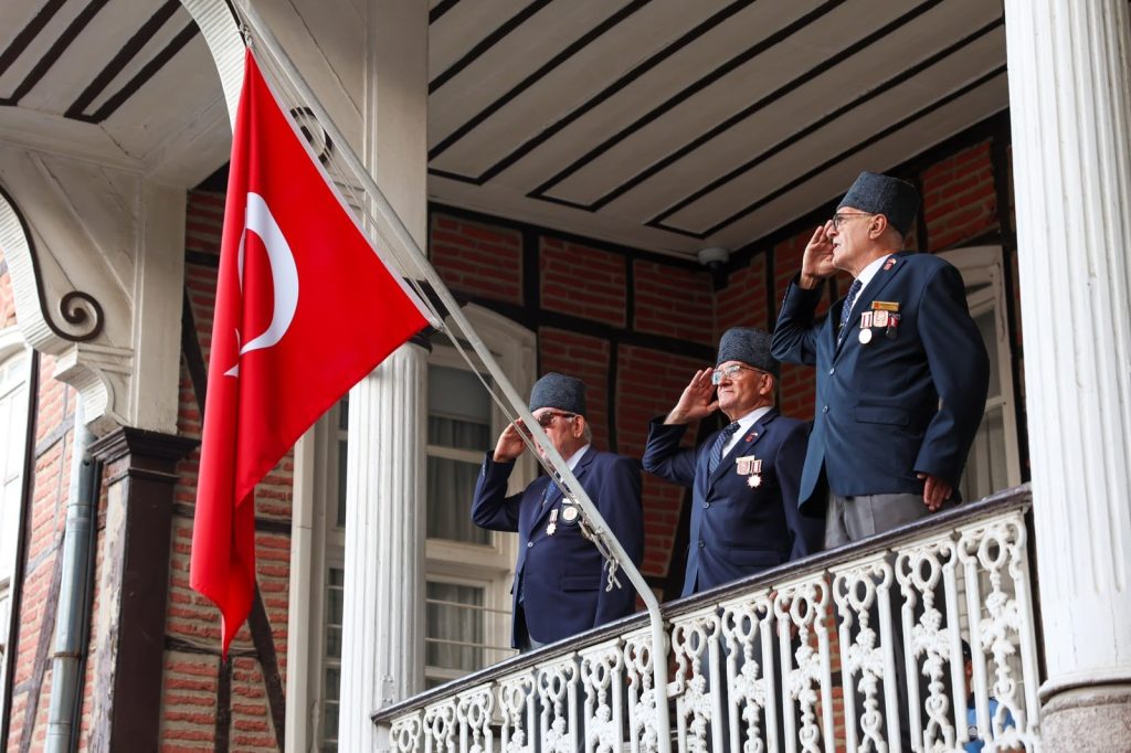 BURSA'NIN YUNAN İŞGALİNDEN KURTULUŞUNUN 104'ÜNCÜ YIL DÖNÜMÜ KUTLAMALARI ORHANGAZİ PARKI'NDA DÜZENLENEN TÖRENLE BAŞLADI. 2 YIL 2 AY 2 GÜN SÜREN İŞGALİN SONA ERMESİNİN YIL DÖNÜMÜNDE, KURTULUŞ GÜNÜ SEMBOLİK OLARAK YENİDEN CANLANDIRILDI. (AHMET BERKE ERDAL/BURSA-İHA)
Bursa'nın Yunan işgalinden kurtuluşunun 104'üncü yıl dönümü kutlamaları Orhangazi Parkı'nda düzenlenen törenle başladı. 2 yıl 2 ay 2 gün süren işgalin sona ermesinin yıl dönümünde, kurtuluş günü sembolik olarak yeniden canlandırıldı.