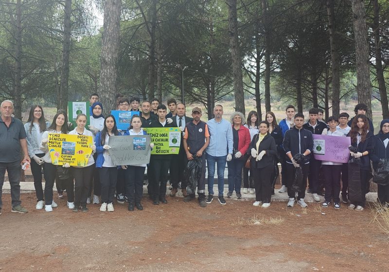 GEMLİK’TE ÖĞRENCİLERDEN ÇEVRE TEMİZLİĞİ: 50 POŞET ÇÖP TOPLANDI