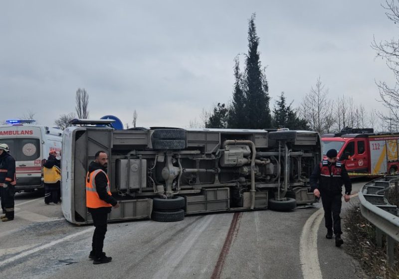Orhangazi-Yalova Yolunda korkunç kaza! İşçi Servisi Devrildi! 1 Ölü, 20 Yaralı..